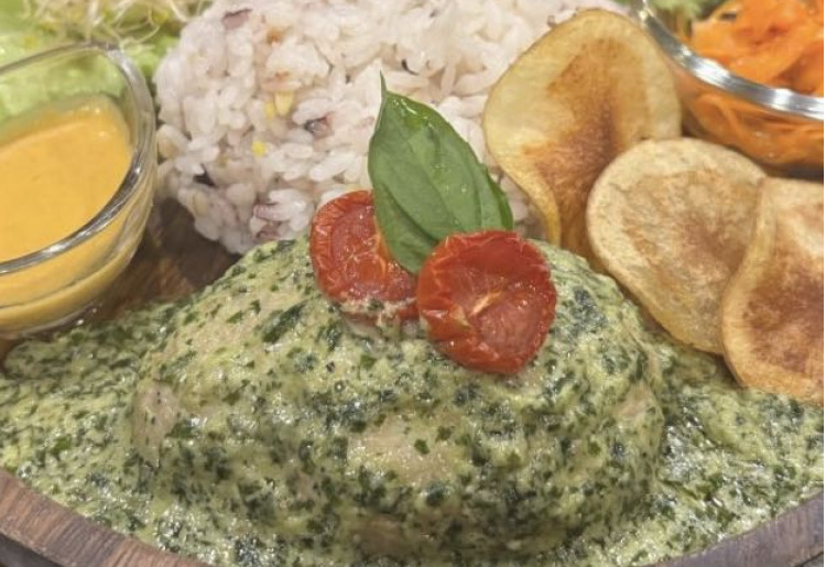 【月替わりLUNCH PLATE】ハンバーグ 大葉のジェノベーゼソース セミドライトマト添え