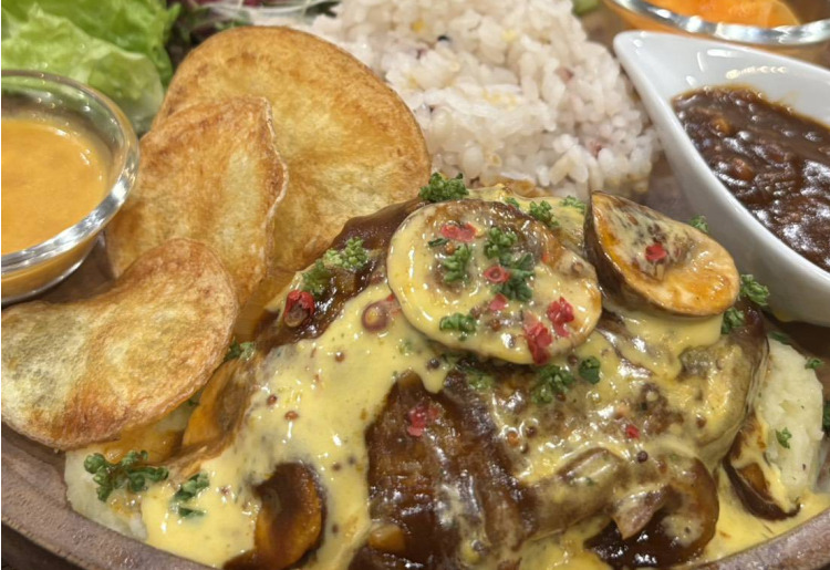 【月替わりDINNER PLATE】煮込みハンバーグ　マスタードのオランデーズソース