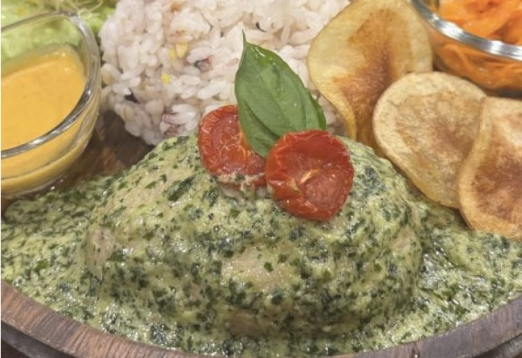 【月替わりDINNER PLATE】ハンバーグ 大葉のジェノベーゼソース セミドライトマト添え